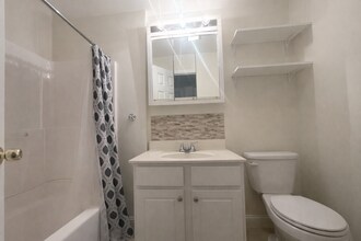 1056 Cambridge St, Unit 2R in Cambridge, MA - Foto de edificio - Building Photo