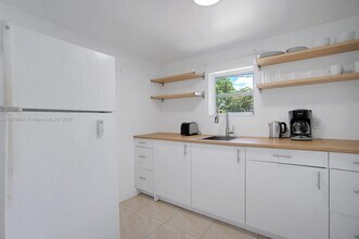 975 SW 10th St in Miami, FL - Building Photo - Building Photo