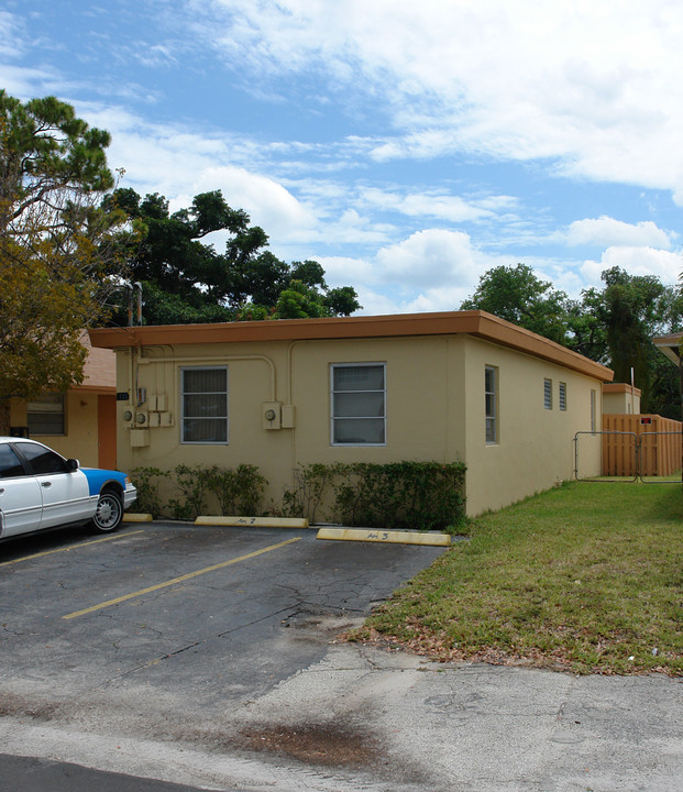 126-130 SE 10th St in Hallandale Beach, FL - Building Photo