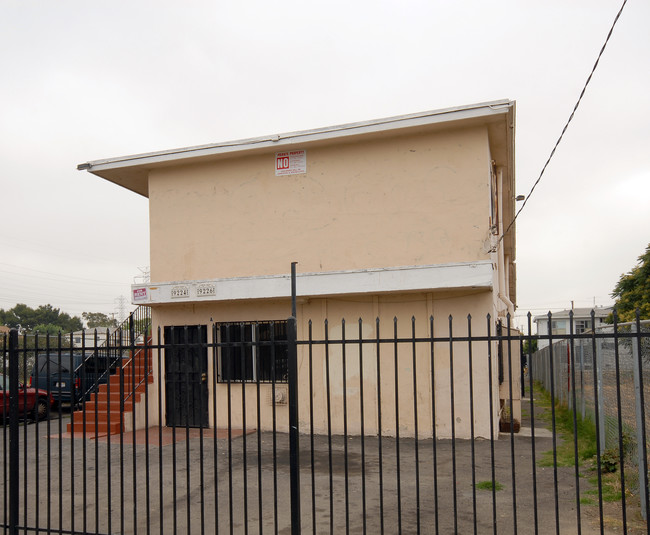 9226 Compton Ave in Los Angeles, CA - Foto de edificio - Building Photo