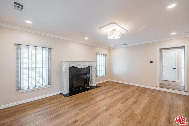 2537 Cotner Ave in Los Angeles, CA - Building Photo - Building Photo