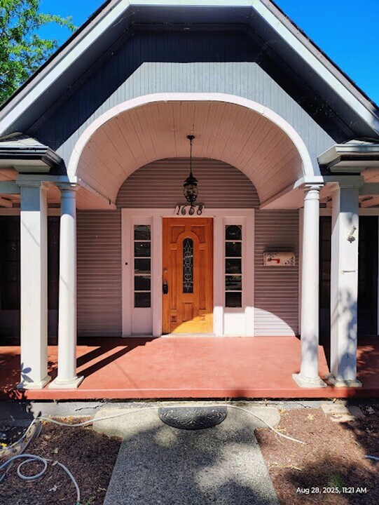 1658 SE Cobb St in Roseburg, OR - Building Photo