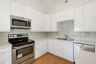 3733 Riviera Dr in San Diego, CA - Building Photo - Building Photo