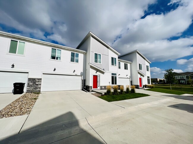 327 NE Otter Dr in Waukee, IA - Building Photo - Building Photo