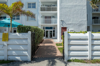 Leisure Beach Condominiums in Fort Lauderdale, FL - Building Photo - Building Photo