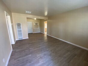 824 Roberts Ln in Bakersfield, CA - Building Photo - Building Photo