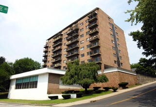 Pine Hill Towers in Waterbury, CT - Foto de edificio - Building Photo