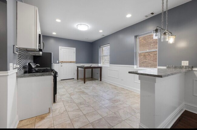 8222 S Maryland Ave in Chicago, IL - Building Photo - Building Photo