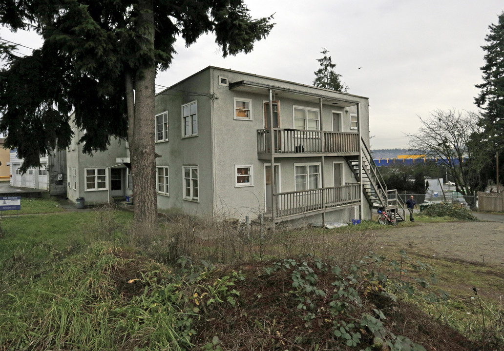 964 Brunette Ave in Coquitlam, BC - Building Photo