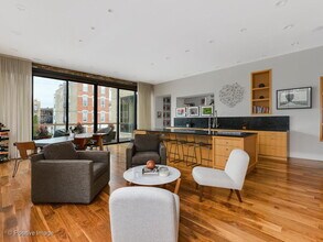 1302 W Erie St in Chicago, IL - Building Photo - Building Photo