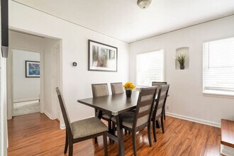 825 SE 49th Ave in Portland, OR - Foto de edificio - Building Photo