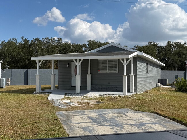 8811 Poe Dr in Town 'n' Country, FL - Foto de edificio - Building Photo