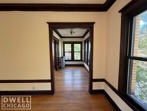 2414 N Sawyer Ave, Unit 2E in Chicago, IL - Foto de edificio - Building Photo