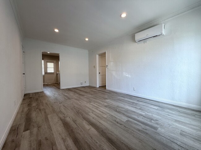 5670 San Vicente Blvd, Unit #2 in Los Angeles, CA - Building Photo - Building Photo
