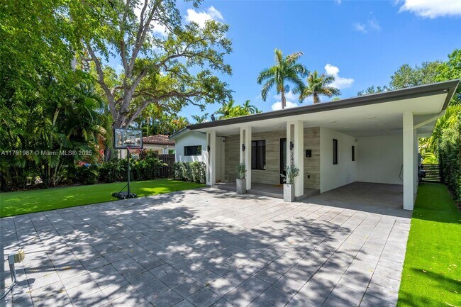 242 SW 31st Rd in Miami, FL - Building Photo - Building Photo