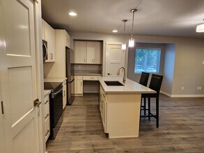 3242 S 161st St, Unit B in Seatac, WA - Building Photo - Building Photo