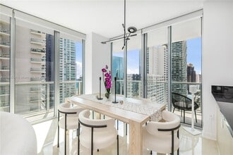 1111 SW 1st Ave in Miami, FL - Building Photo - Building Photo