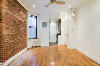 250 Mott St, Unit 19 in New York, NY - Building Photo - Building Photo