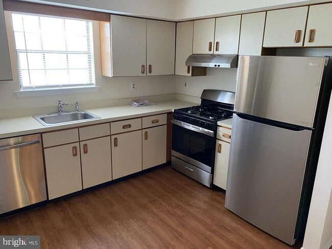property at 19 Barclay Ct