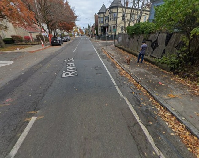 208 River St, Unit E-4 in Cambridge, MA - Foto de edificio - Building Photo