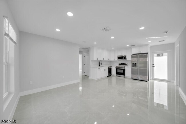 4604 Queen Ave N in Lehigh Acres, FL - Building Photo - Building Photo