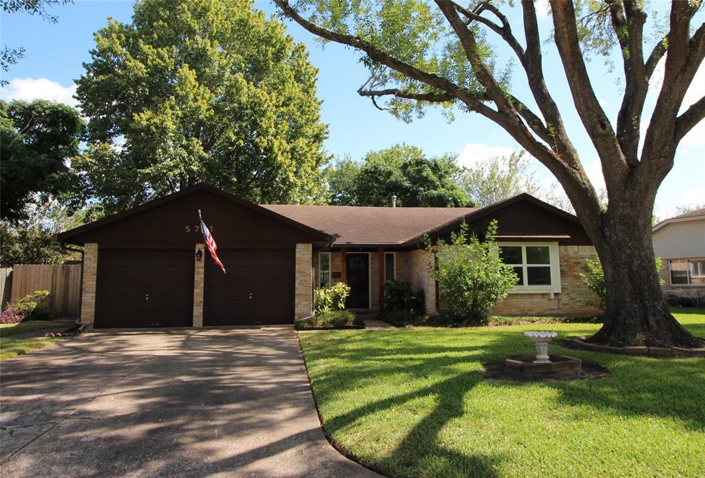 5701 Leggett Ln in Pearland, TX - Building Photo