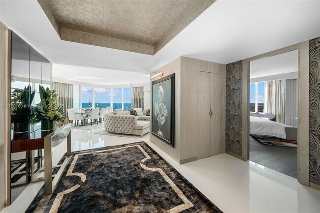 300 South Pointe Dr in Miami Beach, FL - Building Photo - Building Photo