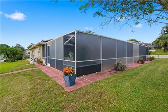 1250 Masada Ln in Spring Hill, FL - Foto de edificio - Building Photo