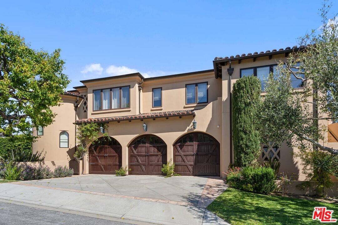 300 N Dianthus St in Manhattan Beach, CA - Building Photo