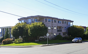 Geddington Square in White Rock, BC - Building Photo - Building Photo