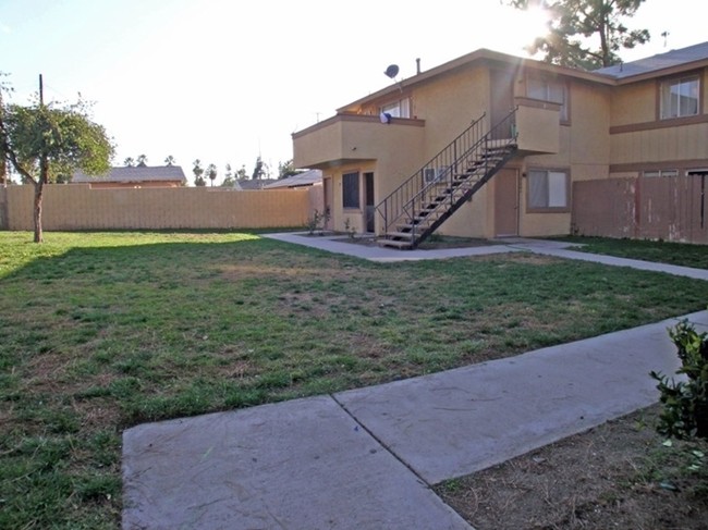 910 Post St in Redlands, CA - Foto de edificio - Building Photo