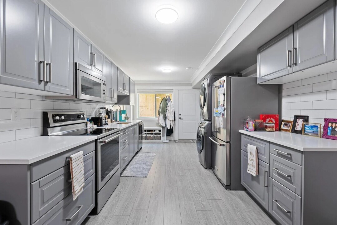 16670 26 Av in Surrey, BC - Building Photo