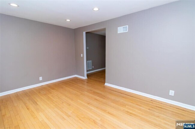 394 Spring Valley Rd in Paramus, NJ - Building Photo - Building Photo