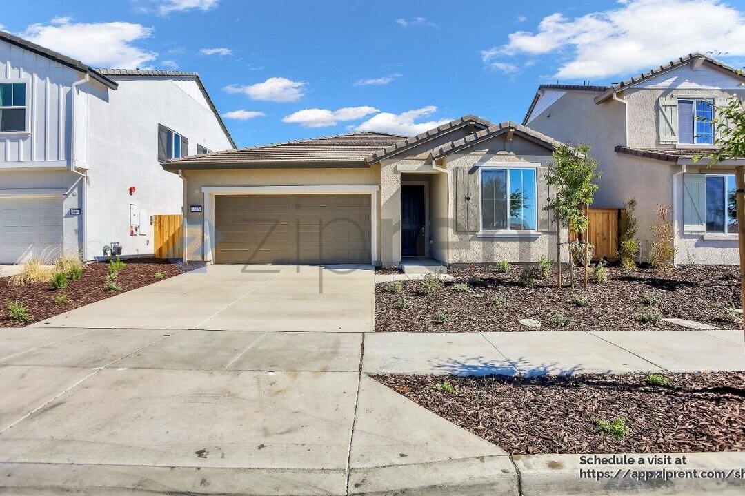 15474 Hedges Dr in Lathrop, CA - Building Photo