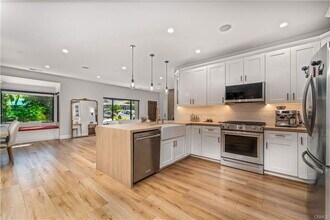 21327 Providencia St in Los Angeles, CA - Building Photo - Building Photo
