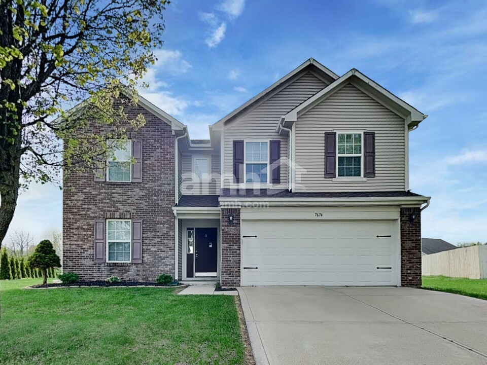 7674 Pipestone Dr in Indianapolis, IN - Foto de edificio