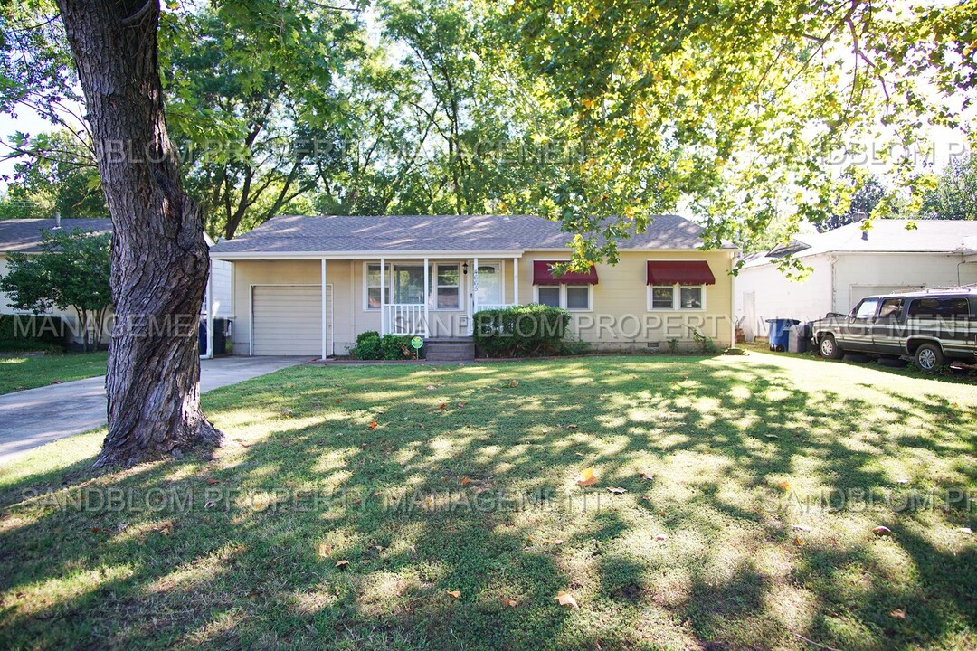 4665 S Troost Ave in Tulsa, OK - Foto de edificio