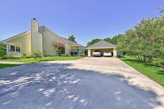 122 Comanche Dr in Gainesville, TX - Foto de edificio - Building Photo