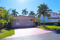 16404 SW 95th Ln in Miami, FL - Foto de edificio - Building Photo