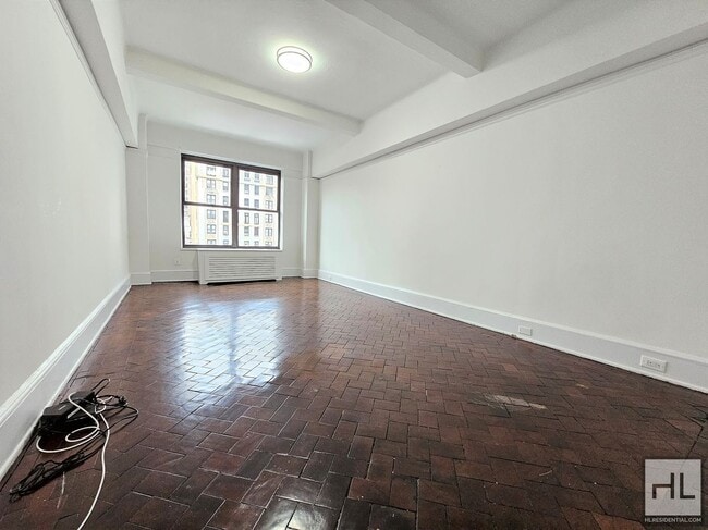Oversized Eighth-Floor Studio in a Doorman Building Near Central Park