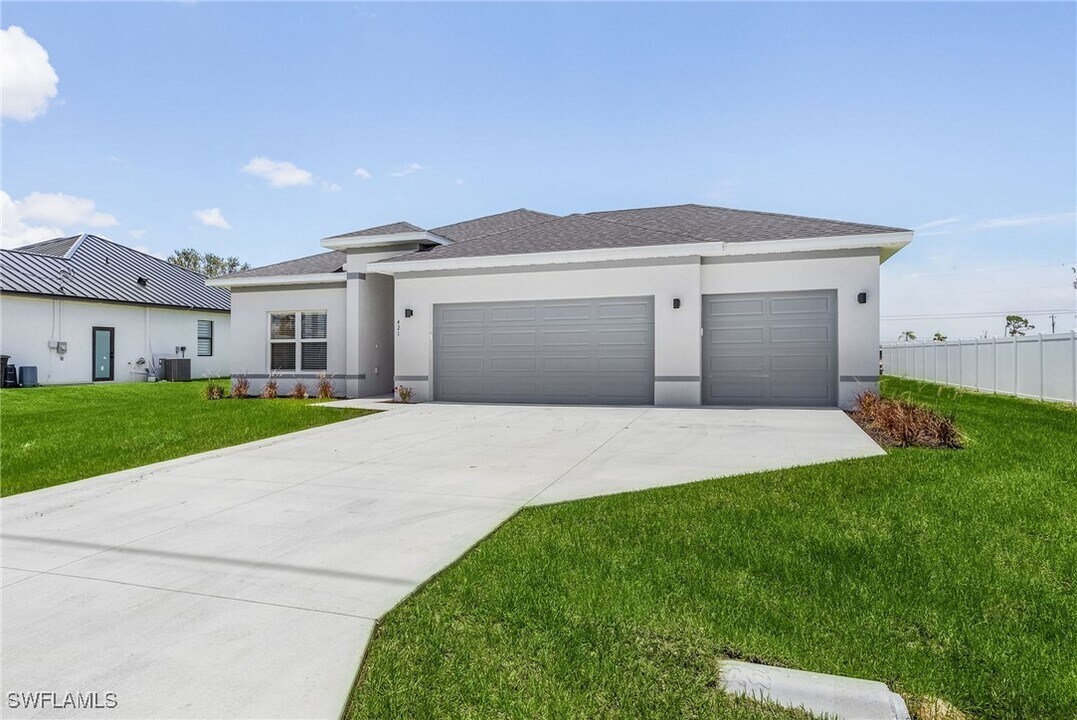 918 NE 13th Pl in Cape Coral, FL - Building Photo