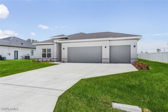 918 NE 13th Pl in Cape Coral, FL - Building Photo - Building Photo