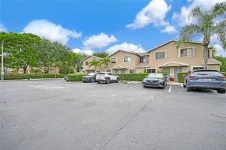 4930 S University Dr in Davie, FL - Building Photo - Building Photo