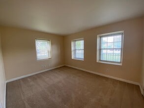 2037 E Ocean View Ave in Norfolk, VA - Building Photo - Building Photo