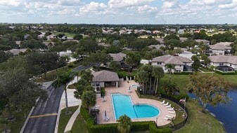 27 Clinton Ct in Royal Palm Beach, FL - Building Photo