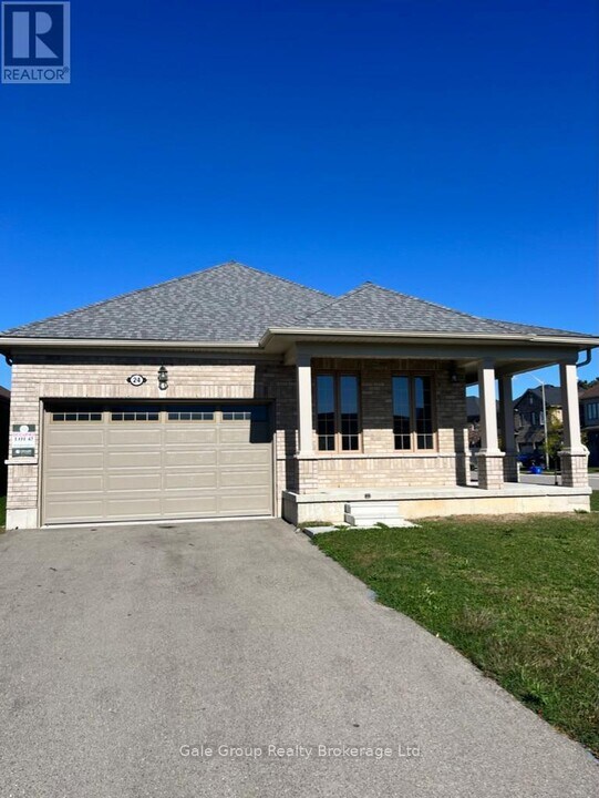 24 Harwood St in Tillsonburg, ON - Building Photo