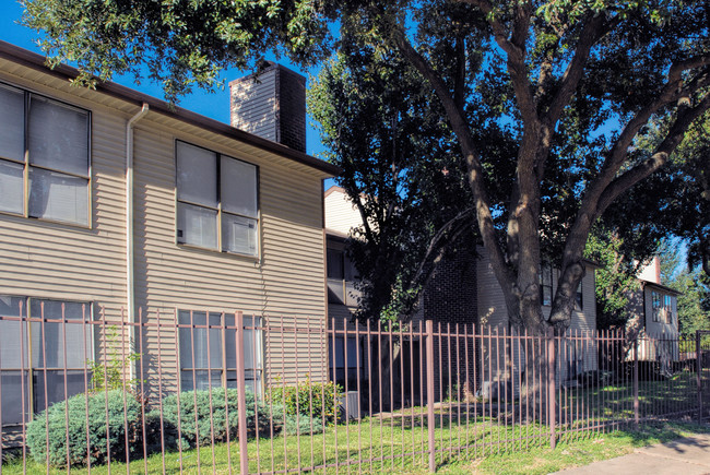 10941 Village Bend Ln in Houston, TX - Foto de edificio - Building Photo