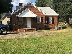 2938 N Lookout St in Claremont, NC - Building Photo