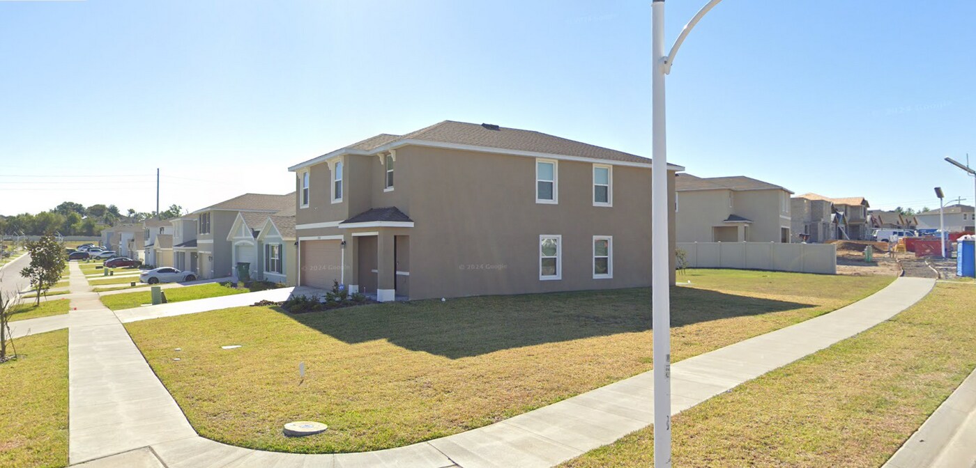 7530 Broad Pointe Dr in Zephyrhills, FL - Building Photo