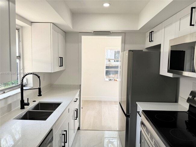 890 SW 28th St in Fort Lauderdale, FL - Building Photo - Building Photo